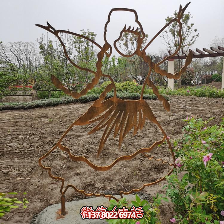 不銹鋼鏤空人物雕塑，點綴公園美景