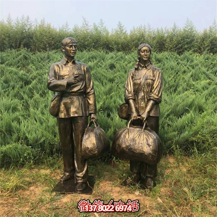 手工雕刻民俗小品，玻璃鋼仿銅人物拿行李的車站裝飾品
