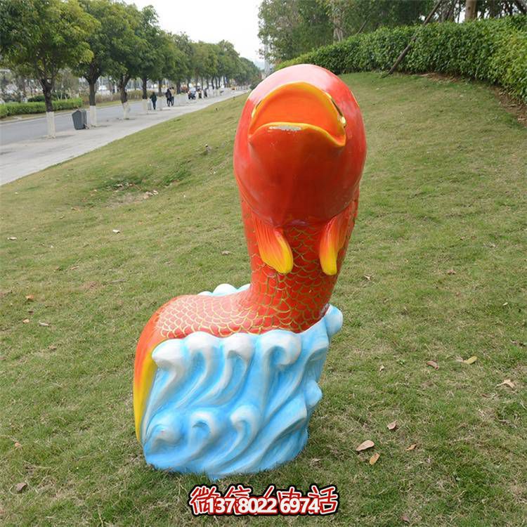 卡通玻璃鋼鯉魚雕塑，點綴游樂園園林