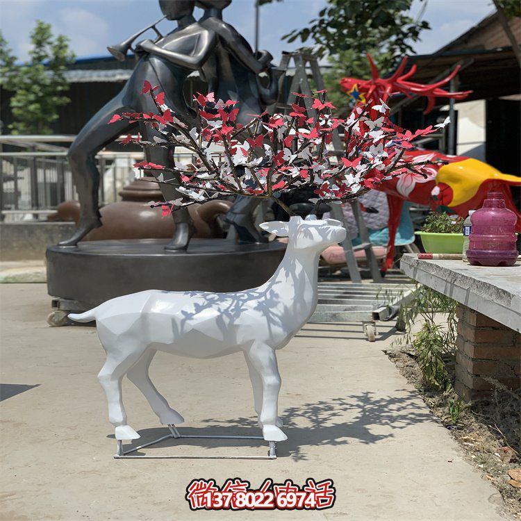 不銹鋼梅花鹿雕塑，點綴校園景觀