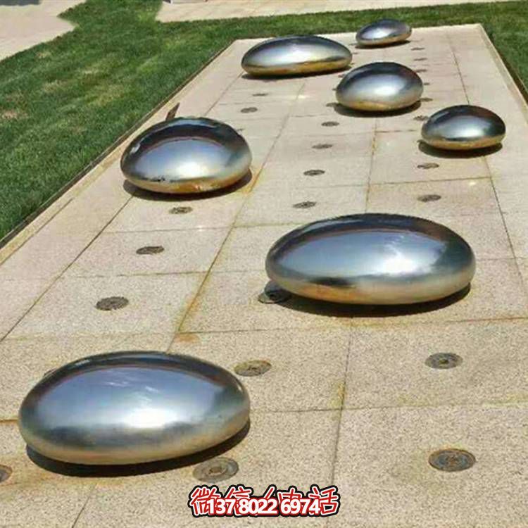 不銹鋼鏡面戶外噴泉水景擺件，以鵝卵石與雕塑裝飾