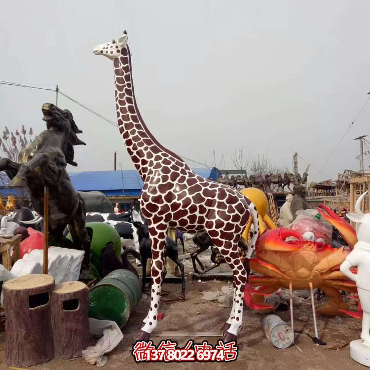 玻璃鋼長頸鹿雕塑，為戶外園林景觀增色