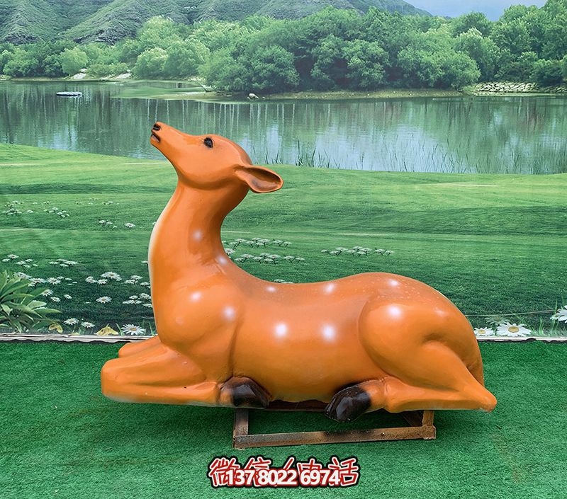 梅花鹿雕塑，繽紛草坪上添彩