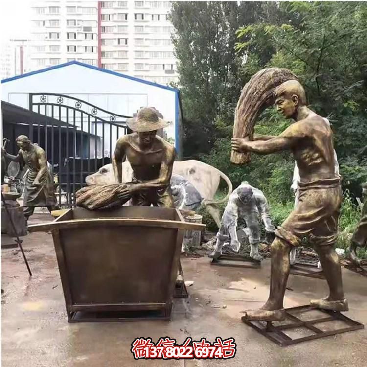 玻璃鋼仿銅農(nóng)耕人物雕塑，美化戶外景區(qū)
