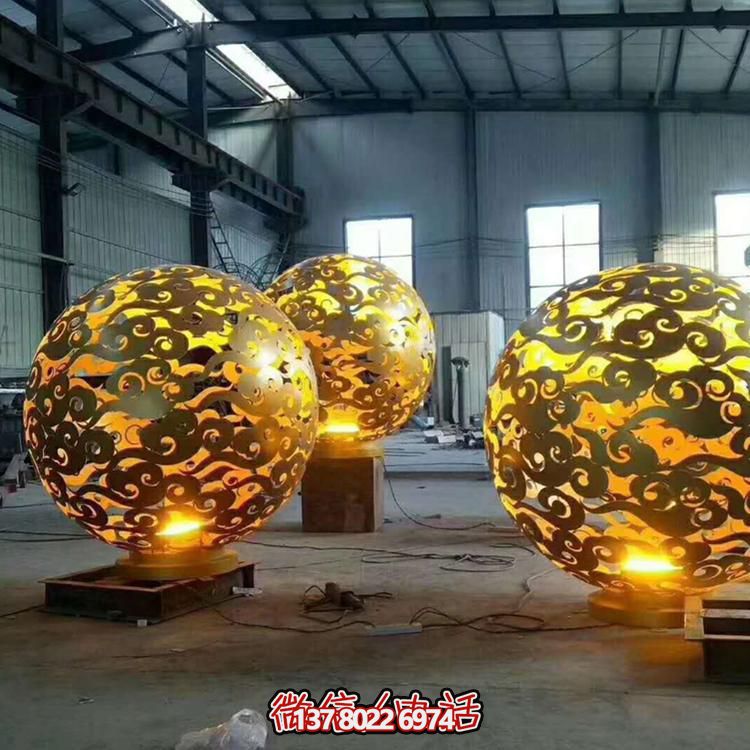 創(chuàng)意不銹鋼鏤空景觀擺件，為廣場帶來濃濃的藝術(shù)氣息