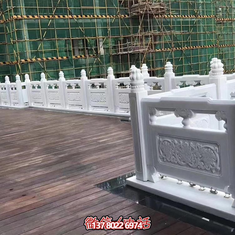 絢麗多彩的防護(hù)欄桿，為河道升旗臺打造夢幻般的園林雕塑