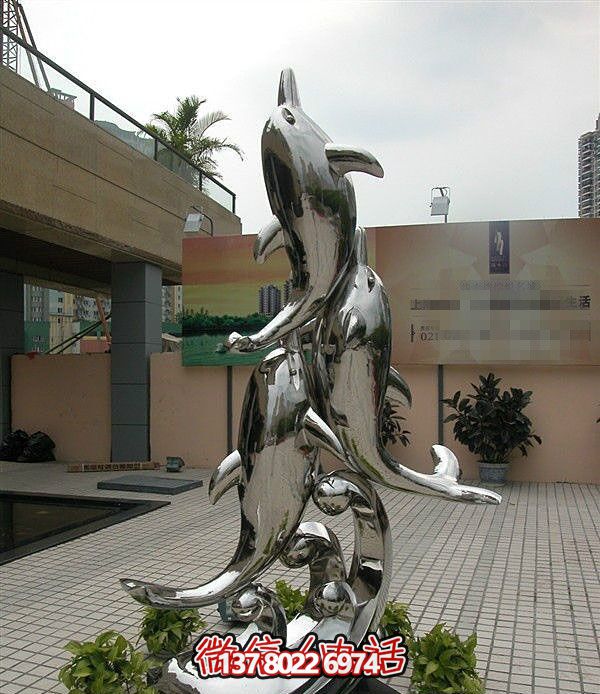 精美不銹鋼海豚雕塑，點綴別墅庭院