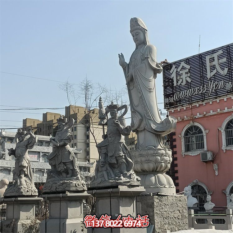 精美關(guān)公、佛像和石獅子雕刻，青石裝點美化廣場