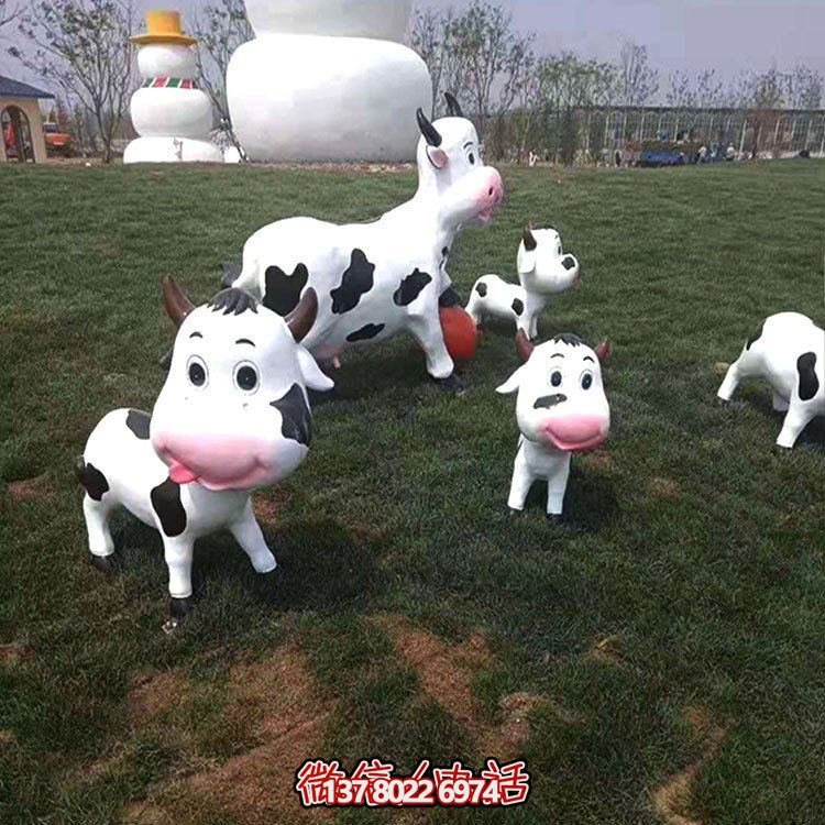 可愛小奶牛玻璃鋼雕塑，為戶外園林景觀增添獨特魅力