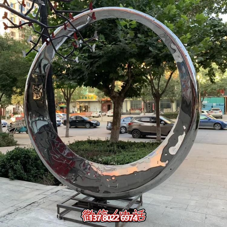 高級(jí)不銹鋼鏡面拋光圓環(huán)噴泉，為酒店會(huì)所戶外景觀雕塑增添絢麗色彩