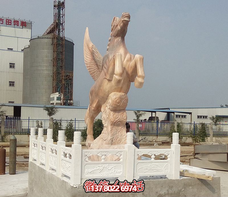 飛馬石雕創(chuàng)意雕塑，點綴廣場上的黃蠟石