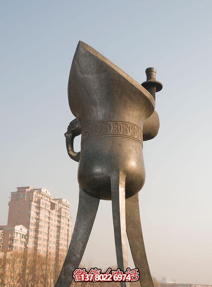 大型不銹鋼仿銅酒杯雕塑，傳承酒文化