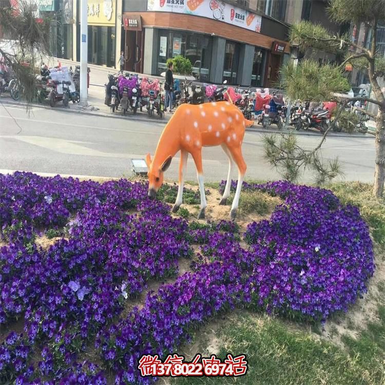 仿真鹿雕塑，在草叢中擺放，玻璃鋼打造