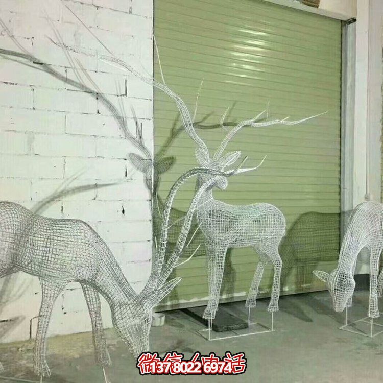 不銹鋼鏤空網(wǎng)格鹿燈光亮化擺件，為公園草坪上裝飾增添精彩
