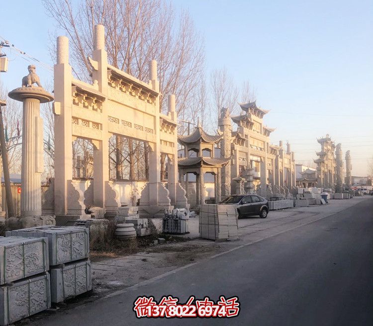 大理石門牌樓，點綴村莊入口