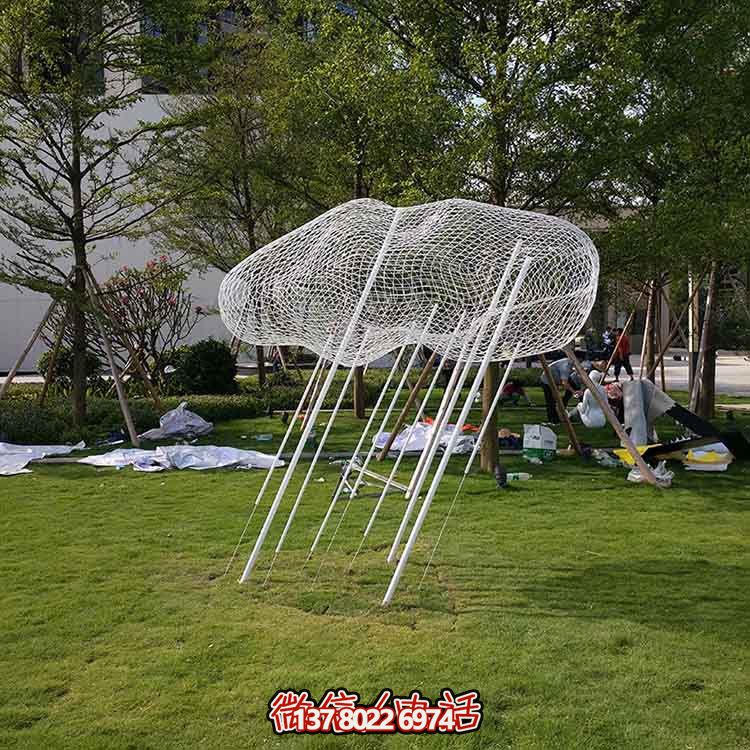 不銹鋼祥云雕塑，點(diǎn)綴美麗的戶外草坪