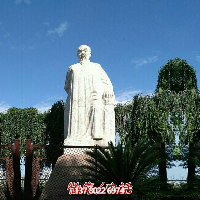 林則徐石雕塑，點(diǎn)綴校園廣場(chǎng)