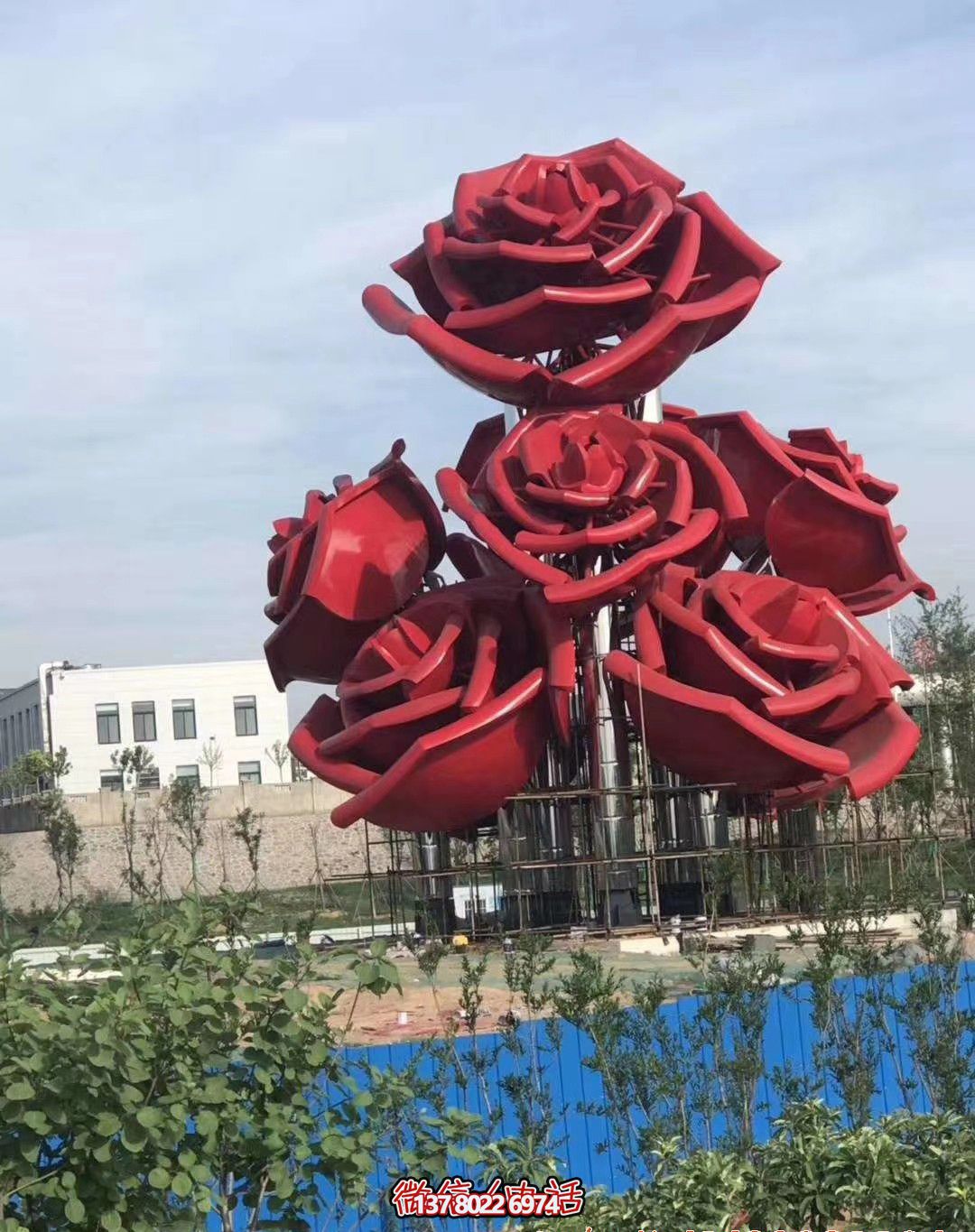 紅色玫瑰不銹鋼創(chuàng)意雕塑——美化廣場(chǎng)，增添驚喜