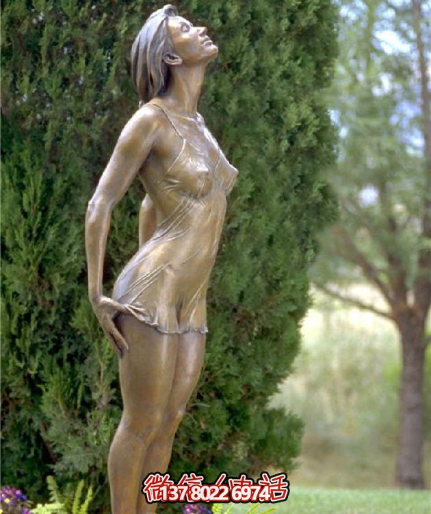 西方風(fēng)格仿銅人物雕塑玻璃鋼擺放，為公園園林增添靈動(dòng)之美