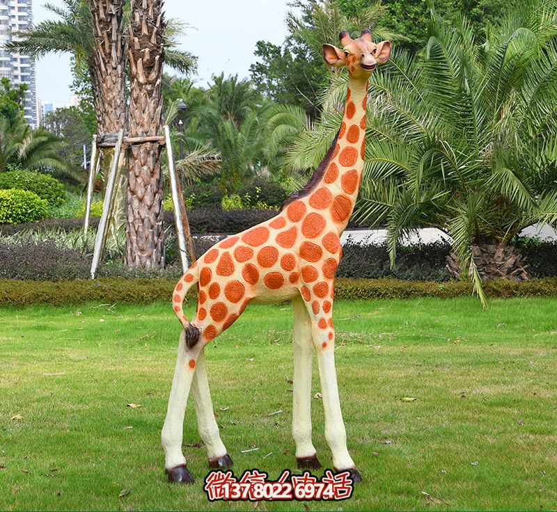 藝術(shù)化玻璃鋼仿真大型長(zhǎng)頸鹿雕塑，點(diǎn)綴綠色草坪，讓公園更加美觀