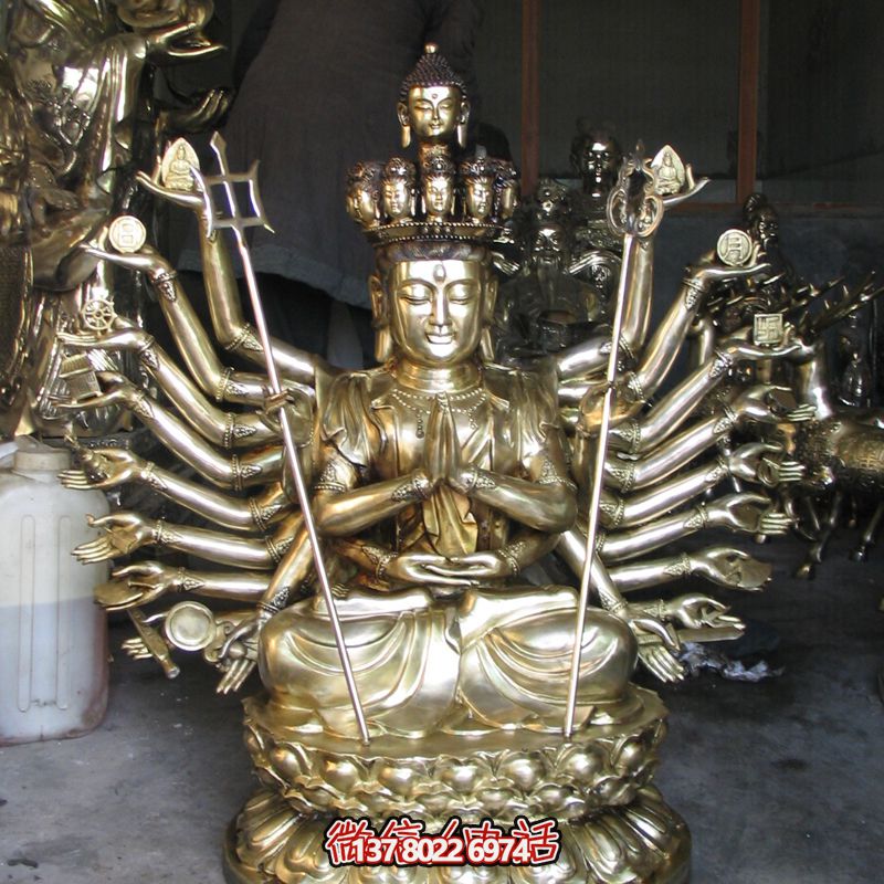 鎏金菩薩雕塑，供奉觀音祈福