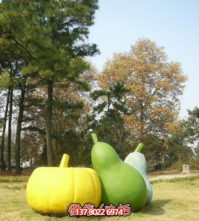 玻璃鋼雕塑，彩繪南瓜點(diǎn)綴戶外草坪