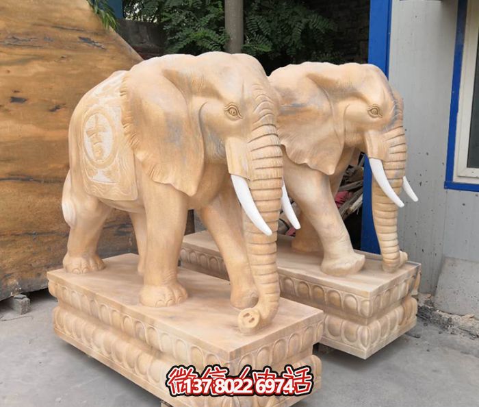 紅色庭院一抹晚霞，一個石雕大象雕塑