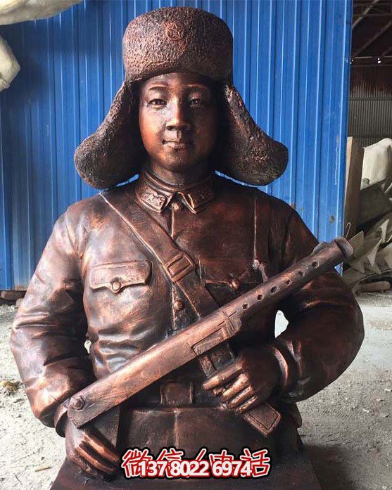 不銹鋼仿銅雷鋒持槍雕塑，現(xiàn)代雷鋒屹立于戶外景區(qū)