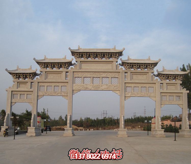 精美大型鏤空牌樓石雕，為公園廣場增添美麗色彩