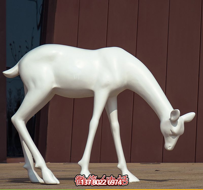 創(chuàng)意景觀酒店，低頭行走，讓鹿雕塑與您相伴