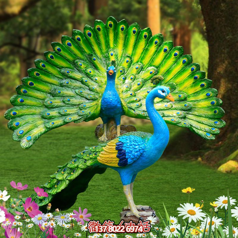 玻璃鋼彩繪孔雀雕塑，為公園草地增添靈動(dòng)之美