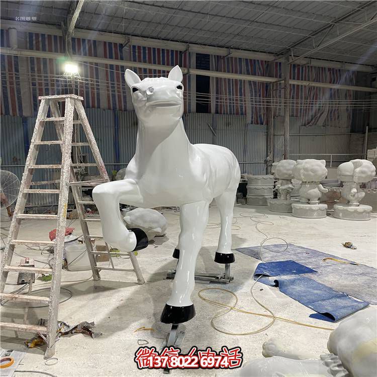 玻璃鋼馬雕塑，點(diǎn)綴戶外園林