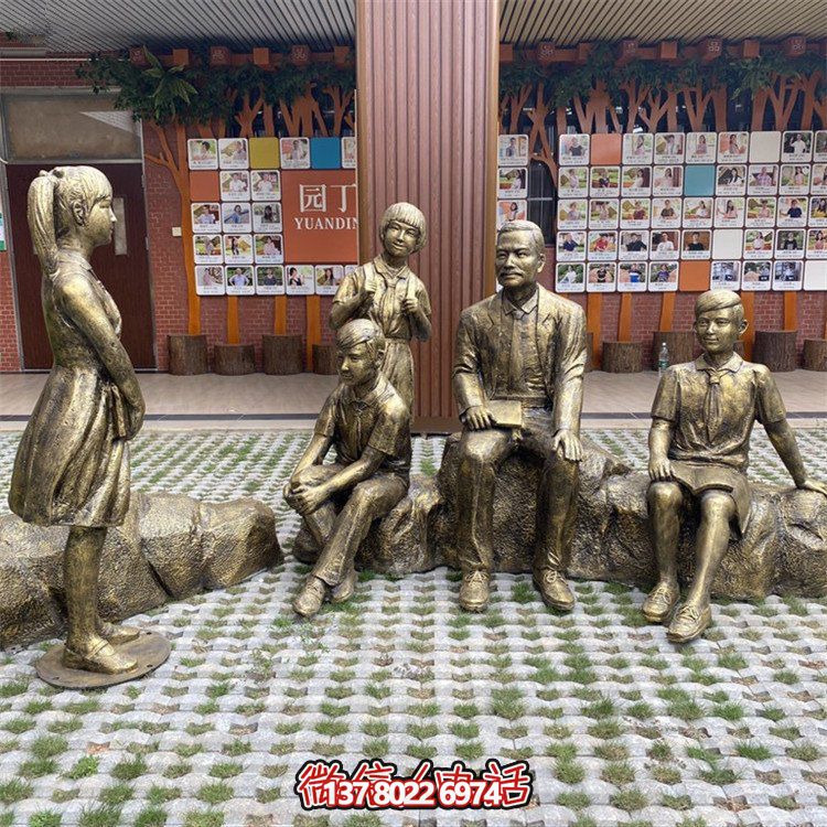 仿銅人物雕塑，裝點步行街情景