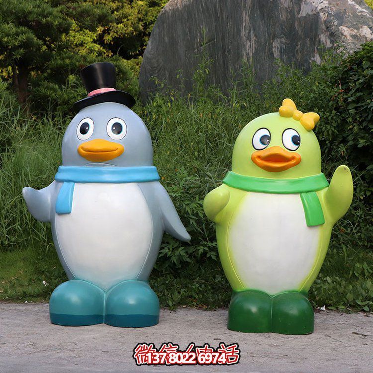 玻璃鋼彩繪企鵝景觀公仔，為幼兒園戶外擺件