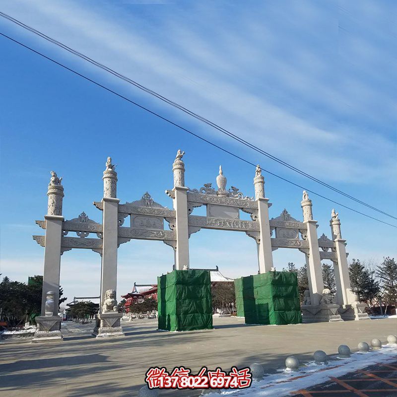 新款漢白玉牌坊，美觀而古樸的石六柱，為寺院和景區(qū)增添靈氣