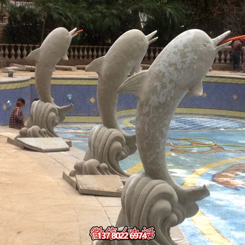 海邊的精美石雕雕塑，讓海豚伴你一起享受美食