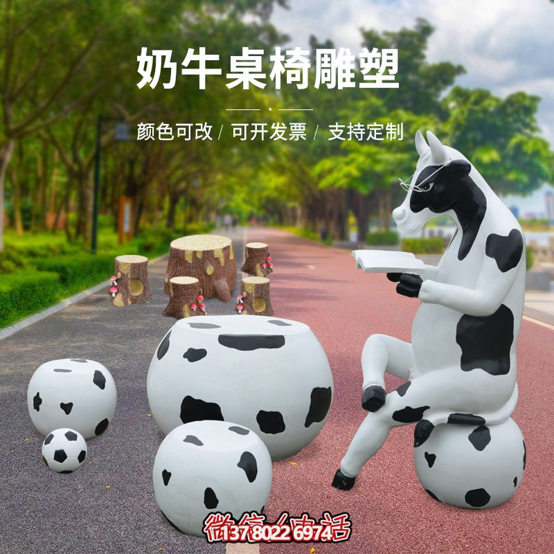 玻璃鋼雕塑牛只著看書桌椅，林中戶外休閑體驗