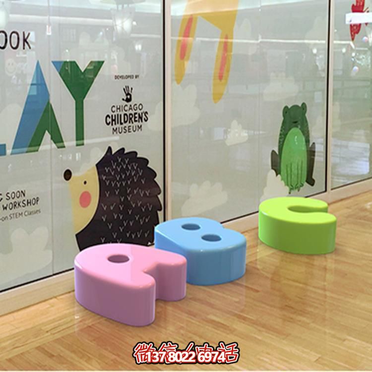 商場創(chuàng)意不銹鋼彩繪字母座椅雕塑