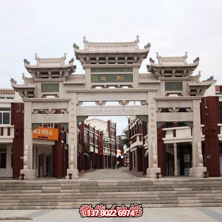 精美中式三門牌坊，裝飾大理街道