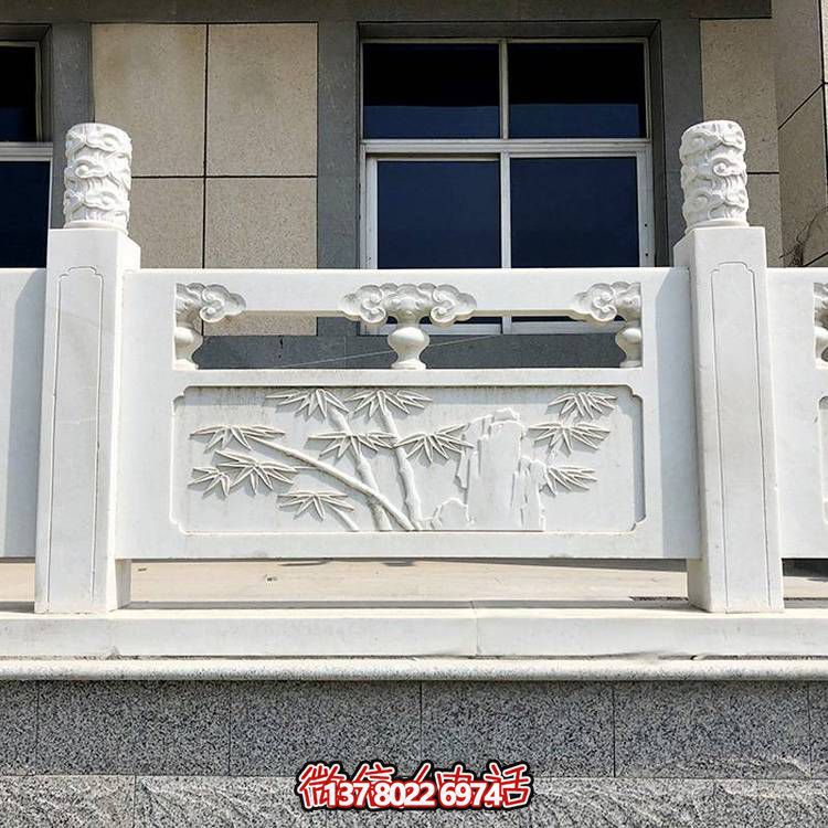 精致古典庭院雕飾浮雕石柱、欄桿、欄板，營(yíng)造溫馨園林