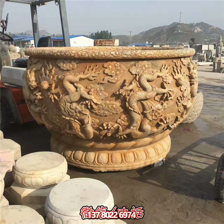 傳統(tǒng)水缸，絢麗多彩的雙龍戲紋