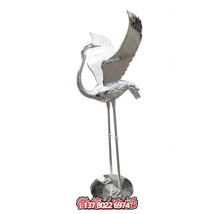 鏡面不銹鋼仙鶴雕塑，質(zhì)樸自然，展翅回頭