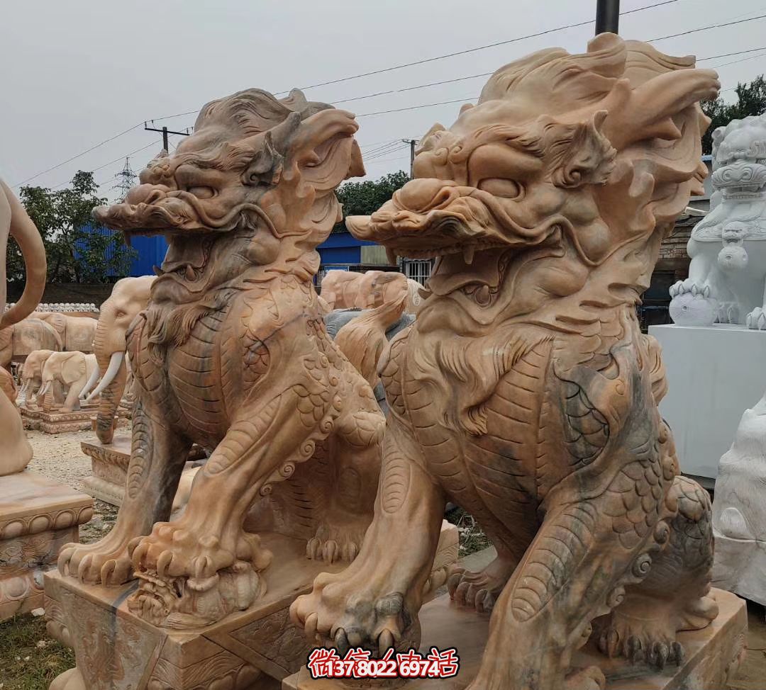 大型黃蠟石麒麟雕塑，點綴廣場景觀