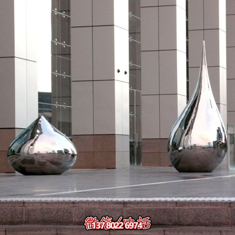 大型不銹鋼水滴異形鏡面雕塑，為廣場(chǎng)增添亮麗風(fēng)景