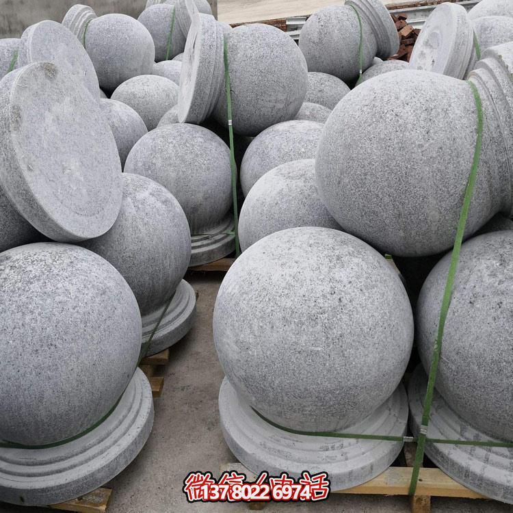 精美石雕車阻，點綴公園美景