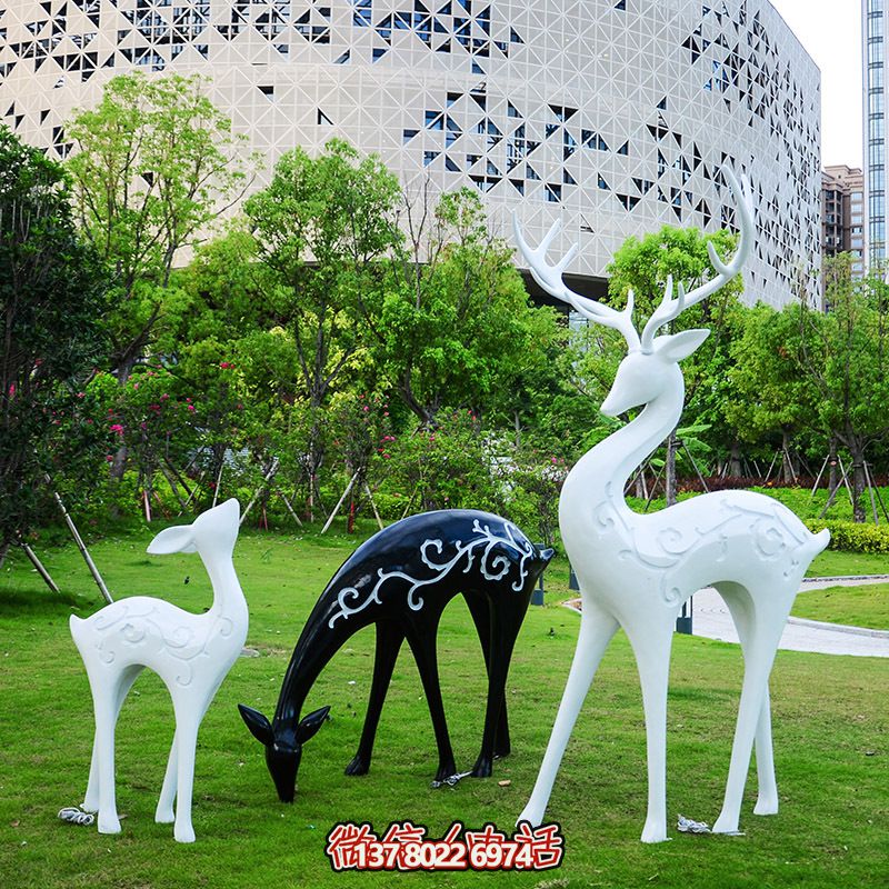 玻璃鋼彩繪黑白鹿雕塑，為小區(qū)增添創(chuàng)意美感