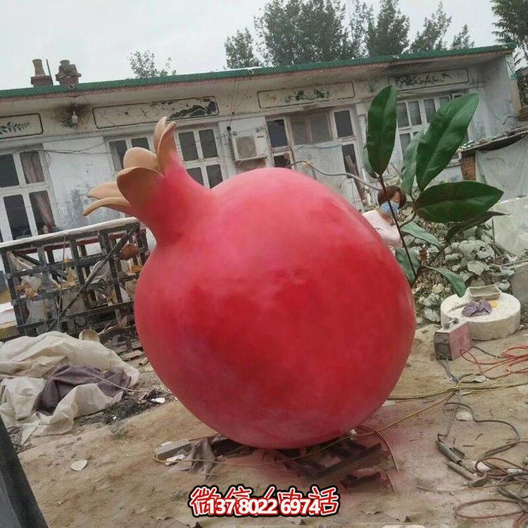 玻璃鋼仿真石榴雕塑，營(yíng)造公園景區(qū)綠色休閑氛圍
