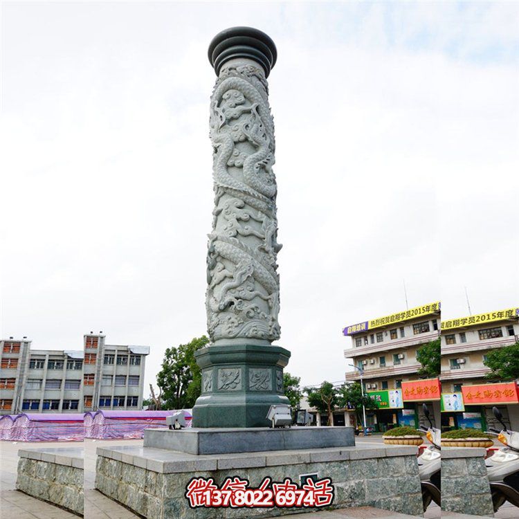 大理石浮雕龍柱，點綴校園廣場
