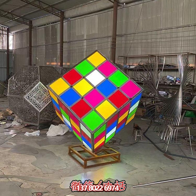 不銹鋼彩繪魔方景觀雕塑，點(diǎn)綴校園廣場(chǎng)