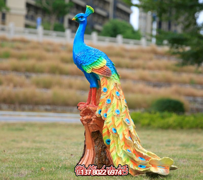 玻璃鋼孔雀雕塑，點(diǎn)綴公園草坪